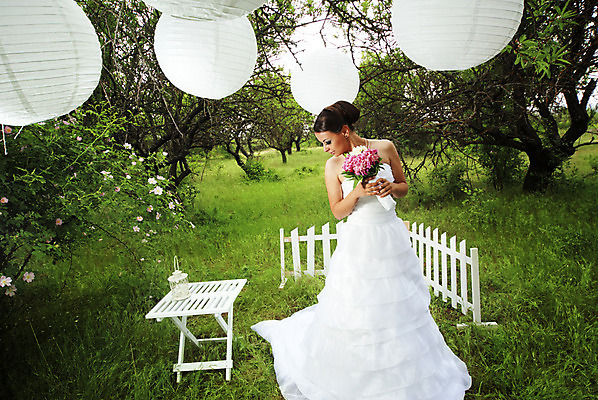 포토 JPG 해외이미지 주간 공원 여자 신부 결혼 한명 성인 야외 옆모습 파티 정원 성인여자한명만 해외202004 해외포토 자연요소 1 공공시설 뷰포인트 사람 이벤트 여자한명만 성인여자만 파일형식