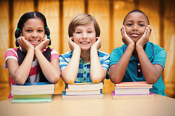 포토 JPG 해외이미지 백인 학생 여자 교육 남자 행복 어린이 포즈 창문 교실 학교 책장 함께함 초등학교 미소 앉기 소년 건물 책 세명 빛 학습 도시풍경 고층빌딩 도시 도서관 책상 신학기 개발 초보 카피스페이스 혼혈 해외202004 해외포토 서양인 건축물 감정 가구 컨셉 모션 표정 사람 풍경 빌딩 공백 다문화 파일형식