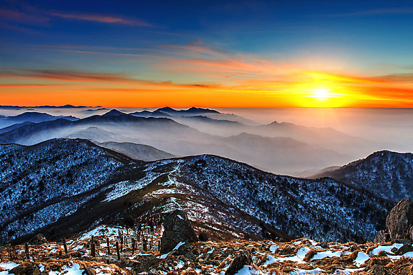 포토 JPG 해외이미지 나무 구름 계절 아시아 백그라운드 겨울 자연 하늘 아침 휴가 산 한국 풍경 사람없음 야외 목재 빛 햇빛 태양 일출 환경 일몰 새벽 추위 흰색 저녁 서리 뿌연 웅장함 눈내림 해외202004 해외포토 주간 자연요소 식물 나라 컬러 재료 눈_날씨 노을 야간 생태계 파일형식