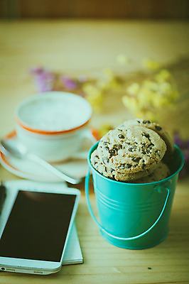 포토 JPG 해외이미지 라이프스타일 음식 백그라운드 비즈니스 아침 추상 휴식 디저트 직장 사람없음 장식 스마트폰 핸드폰 펜 크래커 쿠키 초콜릿 공책 카페 수확 업무 달콤 맛 굽기 양동이 주말 소셜네트워크 정물화 필터 해로움 핸드메이드 스타일 힙스터 맛있는 효과 해외202004 해외포토 주간 패션 컨셉 무늬 농업 회사 문구용품 생활 전자제품 스마트기기 필기구 상점 작업 구이 그림 파일형식