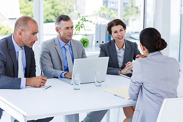 포토 JPG 해외이미지 백인 응시 여자 남자 40대 중년 50대 실내 앉기 여러명 상반신 20대 성인 노트북 사무실 비즈니스우먼 면접 해외202004 해외포토 서양인 시선 다수 비즈니스 모션 사람 청년 내부 전자제품 직장인 파일형식