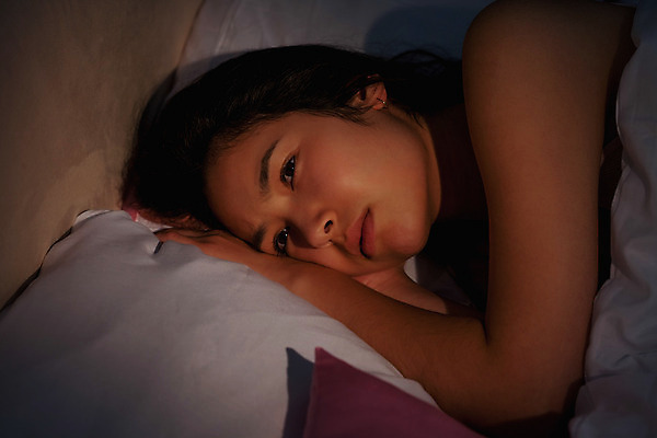 포토 JPG 해외이미지 여자 쿠션 가정 베개 청소년 아파트 주택 실내 피곤 한명 침실 이불 잠옷 침대 검은머리 거짓말 불면증 혼혈 해외202004 해외포토 1 헤어스타일 옷 가구 컨셉 침구 사람 내부 건물 질병 다문화 파일형식 건축물 생활용품 의학 사회이슈 건축 오브젝트