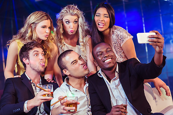 포토 JPG 해외이미지 백인 라이프스타일 여자 남자 행복 함께함 실내 사람 앉기 이벤트 여러명 20대 성인 30대 스마트폰 핸드폰 파티 검은색 사진촬영 우정 터치 축하 잡기 바 화려 야간 클럽 흥분 위스키 스타일 성인만 유흥 해외202004 해외포토 자연요소 서양인 감정 컬러 다수 컨셉 모션 주류 청년 내부 생활 장년 친구 전자제품 스마트기기 촬영 파일형식