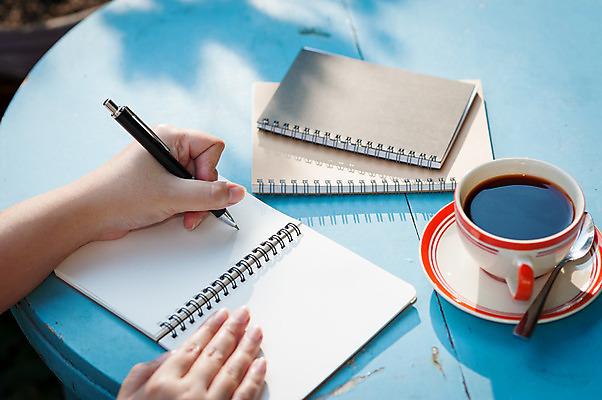 포토 JPG 해외이미지 라이프스타일 손 여자 커피 음료 포즈 백그라운드 비즈니스 탁자 아침 추상 휴식 아이디어 직장 사람없음 야외 책 컵 사무실 펜 평화 다이어리 공책 카페 수확 업무 잡지 왼쪽 주말 리빙 단절 힙스터 해외202004 해외포토 주간 식기 패션 가구 컨셉 무늬 농업 회사 문구용품 사람 생활 신체부위 간행물 필기구 상점 사무용품 작업 방향 파일형식