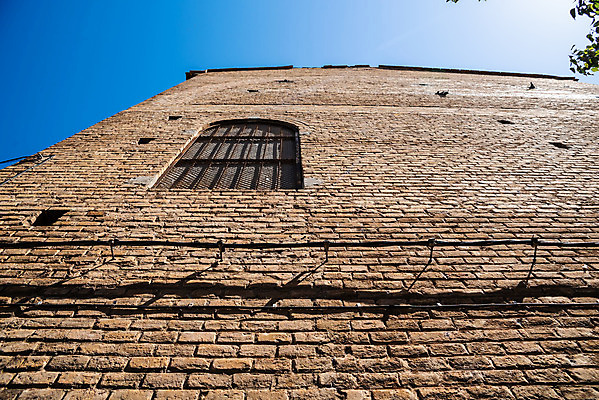 포토 JPG 해외이미지 디자인 외관 벽 백그라운드 패턴 건축양식 창문 벽지 하늘 표면 추상 벽돌 거리 주택 프레임 사람없음 야외 건물 장식 여름 파란색 빛 태양 갈색 수확 골동품 바위 도시 거친 역사 질감 복고 그런지 옛날 해외202004 해외포토 자연요소 건축물 계절 건축 컬러 무늬 농업 돌_바위 파일형식