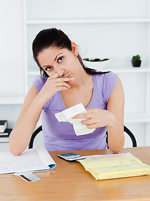 포토 JPG 해외이미지 백인 손 여자 종이 비즈니스 탁자 실내 한명 앉기 20대 성인 금융 노트북 사무실 펜 방 계산기 기록 업무 계산 책상 결제 회계 계산서 경영 고립 세금 해외202004 해외포토 서양인 1 가구 모션 문구용품 사람 청년 내부 신체부위 경제 전자제품 필기구 장비 작업 파일형식