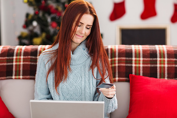 포토 JPG 해외이미지 백인 라이프스타일 여자 행복 40대 중년 크리스마스 거실 가정 실내 한명 미소 사람 성인 노트북 쇼핑 소파 크리스마스트리 축제 축하 신용카드 온라인쇼핑 빨간머리 전자상거래 체크카드 성인여자한명만 해외202004 해외포토 서양인 1 헤어스타일 기념일 감정 컨셉 의자 표정 내부 생활 금융 전자제품 온라인 여자한명만 성인여자만 파일형식