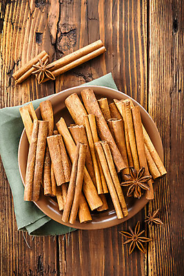 포토 JPG 해외이미지 음식 백그라운드 재료 탁자 요리 사람없음 갈색 주방 조미료 막대기 달콤 향신료 향료 향 시나몬 해외202004 해외포토 컬러 가구 맛 향기 냄새 향미료 파일형식
