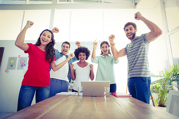 포토 JPG 해외이미지 백인 응시 여자 남자 행복 비즈니스 응원 탁자 성공 직장 서기 사람 앉기 손짓 여러명 20대 성인 30대 노트북 컴퓨터 사무실 파이팅 주먹 직장인 비즈니스맨 비즈니스우먼 책상 동료 직원 흥분 필승 해외202004 해외포토 서양인 직업 시선 감정 가구 다수 컨셉 회사 관계 모션 청년 장년 전자제품 우승 파일형식