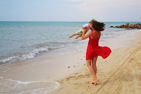포토 JPG 해외이미지 라이프스타일 여자 행복 아들 어린이 바다 포즈 2 가족 모션 놀이 하늘 엄마 바람 함께함 사랑 사람 소년 성인 야외 두명 물 파란색 햇빛 태양 기쁨 아기 잡기 원형 역동적 회전 걸음마 되감기 해외202004 해외포토 자연요소 도형 남자 감정 컬러 컨셉 관계 날씨 생활 파일형식