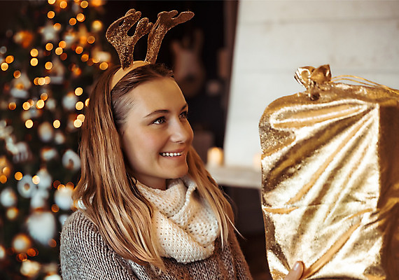 포토 JPG 해외이미지 백인 여자 행복 크리스마스 겨울 휴가 새해 주택 실내 선물 한명 사람 장식 상자 크리스마스트리 파티 축제 놀람 기쁨 축하 황금 12월 만족 벽난로 자루 해외202004 해외포토 서양인 1 계절 기념일 감정 컨셉 표정 이벤트 내부 건물 날짜 파일형식