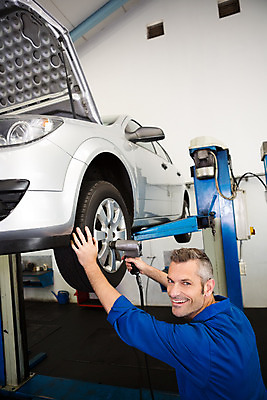 포토 JPG 해외이미지 백인 직업 남자 행복 자동차 노동자 실내 작업복 한명 성인 30대 파란색 잡기 바퀴 작업실 기술자 서비스 타이어 정비공 정비소 차고 성인남자한명만 해외202004 해외포토 서양인 1 옷 감정 육상교통 컬러 모션 사람 내부 장년 남자한명만 성인남자만 파일형식