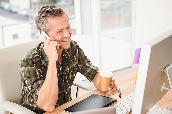 포토 JPG 해외이미지 백인 디자인 남자 행복 40대 중년 비즈니스 직장 실내 한명 앉기 캐주얼 노트북 스마트폰 핸드폰 사무실 스크린 모니터 키보드 비즈니스맨 디자이너 무선전화기 책상 포스트잇 스타일 해외202004 해외포토 서양인 직업 1 옷 감정 가구 회사 모션 사람 성인 내부 전자제품 스마트기기 컴퓨터 메모지 직장인 전화기 파일형식