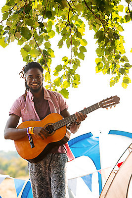 포토 JPG 해외이미지 남자 행복 놀이 텐트 한명 20대 성인 야외 햇빛 맑음 봄 캠핑 기타 시골 잡기 캠핑장 성인남자한명만 성인만 해외202004 해외포토 1 계절 감정 모션 현악기 레저 날씨 캠핑도구 사람 청년 태양 남자한명만 성인남자만 파일형식