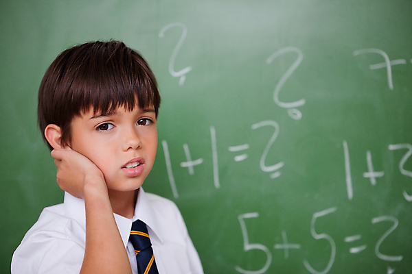 포토 JPG 해외이미지 백인 학생 교육 남자 어린이 남학생 생각 교실 학교 수업 실내 한명 서기 소년 초록색 학습 스터디 머리 칠판 수학 집중 분필 각도 성적 해결 최초 배려 소년한명만 해외202004 해외포토 서양인 1 컬러 컨셉 교과목 모션 사람 내부 신체부위 초크 남자한명만 소년만 파일형식