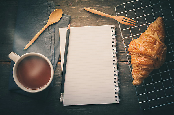 포토 JPG 해외이미지 음료 음식 빵 백그라운드 탁자 디저트 사람없음 컵 초콜릿 뜨거움 버터 코코아 페스츄리 필터 맛있는 해외202004 해외포토 식기 가구 파일형식