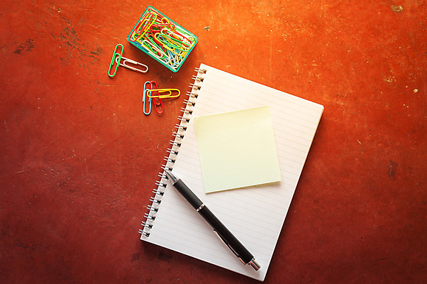 포토 JPG 해외이미지 디자인 종이 백그라운드 아이디어 사람없음 빨간색 펜 다이어리 공책 공백 기록 복고 클립 페이지 해외202004 해외포토 컬러 컨셉 문구용품 필기구 사무용품 파일형식