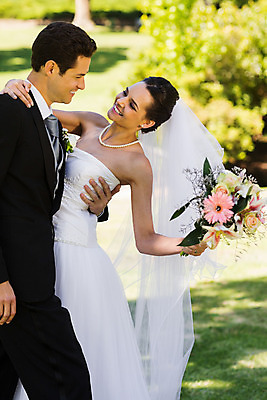 포토 JPG 해외이미지 주간 커플 공원 여자 남자 신부 신랑 결혼 결혼식 남편 서기 정장 20대 성인 야외 두명 옆모습 30대 낭만 성인만 해외202004 해외포토 자연요소 옷 공공시설 뷰포인트 컨셉 관계 모션 사람 이벤트 청년 장년 파일형식