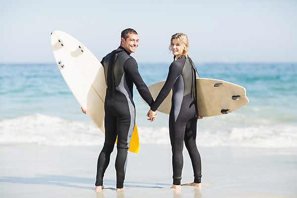 포토 JPG 해외이미지 전신 백인 라이프스타일 커플 응시 여자 남자 행복 파도 바다 여행 휴가 함께함 서기 사람 20대 성인 야외 두명 뒷모습 30대 금발 손잡기 맑음 수상스포츠 잡기 서핑보드 서핑 서퍼 성인만 해외202004 해외포토 서양인 헤어스타일 시선 감정 스포츠 뷰포인트 컨셉 관계 모션 날씨 운동선수 청년 생활 장년 보드_스포츠 파일형식