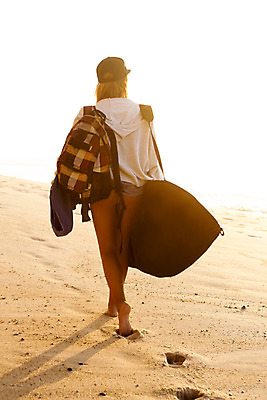 포토 JPG 해외이미지 백인 모델 라이프스타일 여자 모래 스포츠 파도 바다 여행 휴가 건강 한명 사람 성인 야외 물 운동 섹시 유행 맑음 일몰 산책 잡기 서핑보드 서핑 서퍼 스타일 해외202004 해외포토 자연요소 서양인 1 컨셉 모션 날씨 휴식 운동선수 생활 노을 수상스포츠 보드_스포츠 파일형식