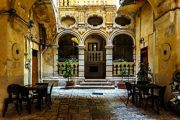 포토 JPG 해외이미지 식물 외관 꽃 유럽 화분 도로 벽 여행 건축양식 거리 주택 사람없음 건물 목재 문 계단 마을 정원 이탈리아 프랑스 조약돌 바위 흰색 시골 도시 중세 지중해 타운 프랑스어 옛날 조언 프로방스 해외202004 해외포토 나무 문자 건축물 건축 나라 길 바다 컬러 재료 교통시설 돌_바위 역사 파일형식