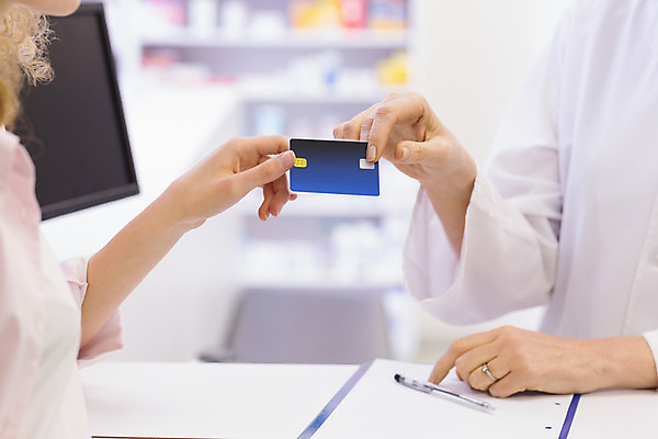 포토 JPG 해외이미지 손 종이 실내 신체부위 약 약국 주기 처방 조제 약사 의료성형뷰티 해외202004 해외포토 의학 모션 사람 내부 만들기 파일형식