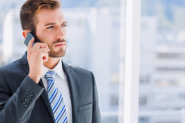 포토 JPG 해외이미지 남자 휴식 갈색머리 직장 실내 한명 서기 정장 20대 스마트폰 사무실 비즈니스맨 무선전화기 스마트 스타일 해외202004 해외포토 1 헤어스타일 옷 컨셉 회사 비즈니스 모션 사람 청년 내부 핸드폰 스마트기기 직장인 전화기 파일형식