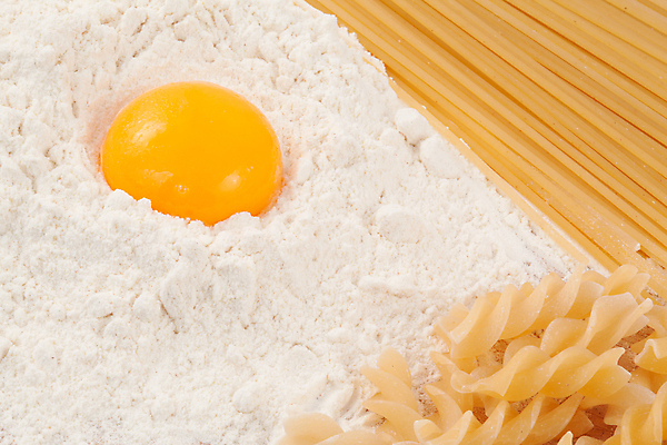 포토 JPG 해외이미지 음식 재료 탁자 파스타 실내 요리 사람없음 하이앵글 주방 신선 닫기 준비 조리대 날것 심플 밀가루 해외202004 해외포토 뷰포인트 가구 모션 서양음식 내부 가루 파일형식