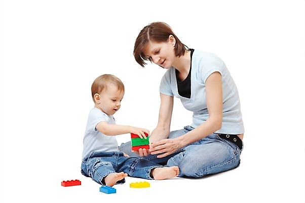 포토 JPG 해외이미지 백인 라이프스타일 응시 여자 행복 아들 어린이 2 통신 가족 놀이 엄마 벽돌 함께함 사랑 웃음 사람 소년 성인 두명 장난감 블록 기쁨 터치 흰색 자녀 표현 아기 잡기 도움 걸음마 고립 돌봄 해외202004 해외포토 서양인 시선 남자 감정 컬러 컨셉 관계 모션 표정 생활 파일형식