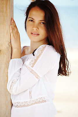 포토 JPG 해외이미지 모델 라이프스타일 여자 얼굴 바다 여행 포즈 자연 하늘 휴가 휴식 갈색머리 건강 한명 사람 야외 물 파란색 섹시 유행 활발 자유 흰색 신선 날씬함 순수 내추럴 완벽 파라다이스 해외202004 관능적 해외포토 자연요소 1 헤어스타일 컬러 컨셉 생활 신체부위 몸매 생태계 파일형식