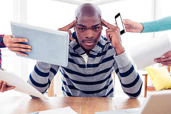 포토 JPG 해외이미지 손 여자 남자 회사 비즈니스 통신 스트레스 실내 피곤 한명 들기 20대 성인 신체부위 스마트폰 태블릿 사무실 검은색 고통 업무 작업 비즈니스맨 동료 문서 두통 업무과다 문제 과부하 의료성형뷰티 손짚기 성인남자한명만 해외202004 해외포토 1 감정 컬러 컨셉 관계 모션 사람 손짓 청년 내부 전자제품 핸드폰 스마트기기 직장인 질병 남자한명만 성인남자만 파일형식