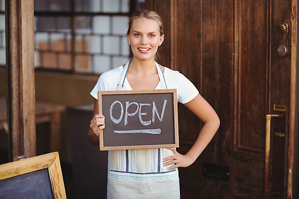 포토 JPG 해외이미지 백인 라이프스타일 여자 행복 커피 음식 유니폼 비즈니스 청소년 노동자 실내 한명 서기 20대 금발 상점 식당 칠판 앞치마 카페 잡기 업무 오픈 종업원 직원 서비스 바리스타 보여주기 카페테리아 주인 해외202004 해외포토 서양인 직업 1 헤어스타일 옷 감정 음료 모션 사람 청년 내부 생활 작업 파일형식