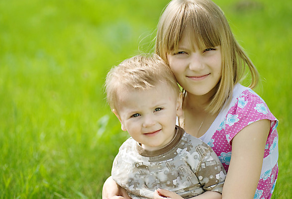 포토 JPG 해외이미지 백인 공원 행복 어린이 컨셉 가족 포옹 자연 놀이 휴가 함께함 건강 사랑 사람 소년 야외 두명 초록색 태양 우주 정원 맑음 봄 기쁨 작음 만족 보케 주말 언니 남동생 해외202004 해외포토 자연요소 서양인 계절 공공시설 남자 감정 컬러 관계 안기 날씨 크기 생태계 자매 동생 파일형식