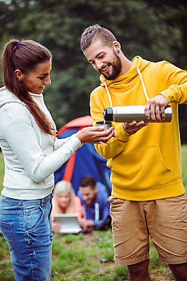 포토 JPG 해외이미지 백인 라이프스타일 커플 여자 남자 행복 커피 자연 함께함 텐트 미소 풍경 여러명 20대 성인 야외 초록색 캠핑 장비 시골 붓기 차 캠핑장 성인만 해외202004 해외포토 서양인 감정 음료 컬러 다수 컨셉 관계 모션 레저 표정 캠핑도구 사람 청년 생활 생태계 파일형식