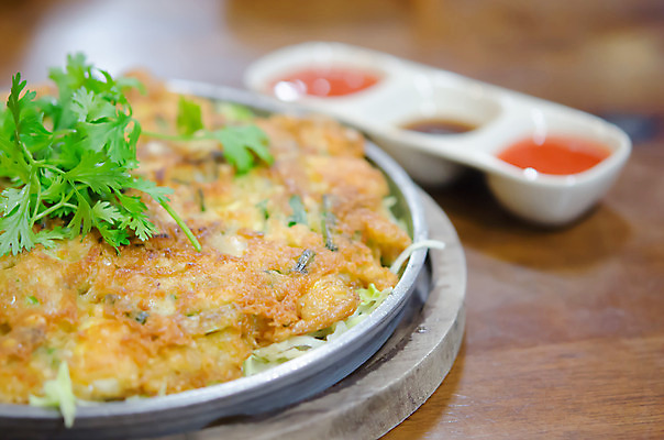 포토 JPG 해외이미지 접시 음식 채소 요리 동양인 사람없음 초록색 갈색 노란색 계란 식사 중국 튀김 오믈렛 해외202004 해외포토 식기 아시아 컬러 인종 알 계란요리 파일형식