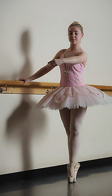포토 JPG 해외이미지 백인 여자 포즈 청소년 실내 한명 서기 10대 춤 우아함 균형 발레 발레리나 발레복 십대여자한명만 해외202004 해외포토 서양인 1 옷 컨셉 모션 문화예술 사람 내부 여자한명만 십대여자만 파일형식