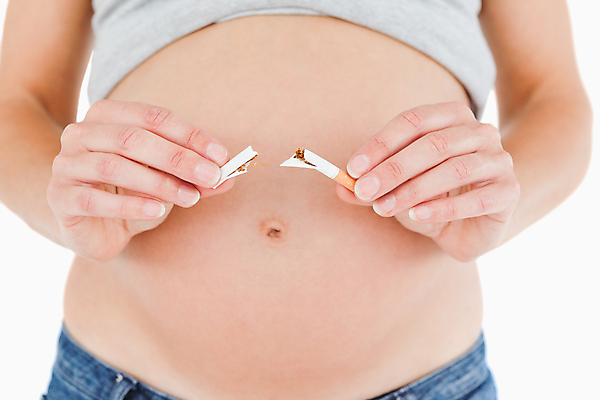 포토 JPG 해외이미지 백인 여자 담배 한명 서기 들기 사람 상반신 성인 앞모습 임신 자르기 금연 담배꽁초 성인여자한명만 해외202004 해외포토 서양인 1 캠페인 뷰포인트 모션 사회이슈 여자한명만 성인여자만 파일형식