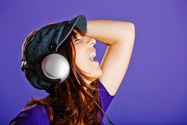 포토 JPG 해외이미지 백인 1 라이프스타일 응시 여자 행복 음악 이어폰 백그라운드 갈색머리 한명 사람 20대 머리 보라색 헤드폰 기쁨 듣기 신선 잡기 달콤 제비꽃 전화기 내추럴 해외202004 우호적 해외포토 서양인 헤어스타일 시선 꽃 감정 컬러 음향기기 컨셉 모션 문화예술 청년 생활 신체부위 맛 파일형식