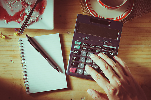 포토 JPG 해외이미지 손 디자인 남자 종이 백그라운드 아이디어 신체부위 펜 다이어리 공책 공백 계산기 해외202004 해외포토 컨셉 문구용품 사람 필기구 사무용품 장비 파일형식