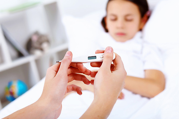 포토 JPG 해외이미지 백인 손 여자 딸 어린이 휴식 실내 건강 한명 사람 상반신 신체부위 눕기 침실 환자 열 질병 온도계 간호 돌봄 인플루엔자 의료성형뷰티 소녀한명만 해외202004 해외포토 서양인 1 컨셉 의학 가족 모션 내부 바이러스 여자한명만 소녀만 파일형식