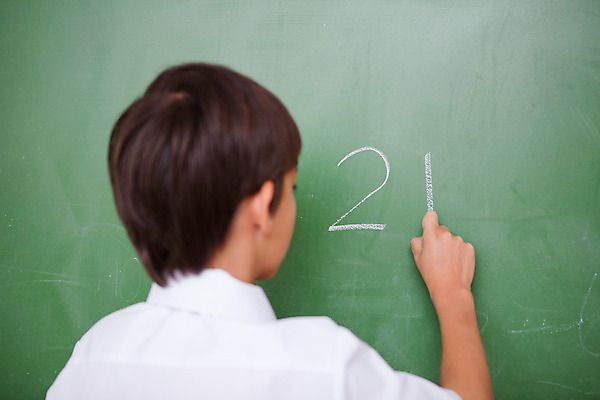 포토 JPG 해외이미지 백인 학생 교육 남자 어린이 남학생 교실 학교 탁자 수업 친절 실내 한명 서기 소년 초록색 스터디 운동 칠판 고요 시험 흰색 기록 수학 강의 분필 해결 최초 소년한명만 해외202004 해외포토 서양인 1 컬러 가구 교과목 모션 건강 사람 내부 학습 초크 남자한명만 소년만 파일형식