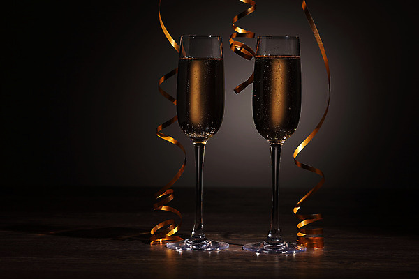 포토 JPG 해외이미지 디자인 기념일 행복 리본 음료 백그라운드 크리스마스 겨울 검은배경 새로움 기념 선물 사랑 사람없음 빛 상자 파티 축제 낭만 축하 알코올 샴페인 샴페인잔 해외202004 해외포토 계절 감정 컨셉 술잔 주류 이벤트 검은색 파일형식