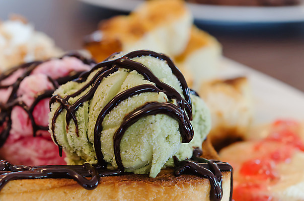 포토 JPG 해외이미지 접시 음식 빵 분홍색 딸기 아이스크림 디저트 사람없음 초록색 갈색 노란색 초콜릿 흰색 달콤 아침식사 크림 시럽 해외202004 해외포토 식기 컬러 과일 식사 맛 파일형식