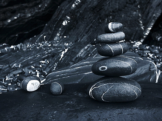 포토 JPG 해외이미지 백그라운드 패턴 사람없음 쌓기 검은색 스파 회색 젖음 조약돌 떨어짐 암초 해외202004 해외포토 컬러 컨셉 무늬 모션 돌_바위 파일형식