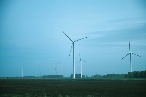 포토 JPG 해외이미지 식물 구름 실루엣 산업 자연 하늘 바람 풍경 사람없음 초록색 파란색 글로벌 태양 농장 일출 환경 탑 금속 힘 일몰 재활용 풍차 발전기 에너지 흰색 칼날 보호 프로펠러 회전 자원 세대 유지 돛대 방앗간 혁명 개발 효율 공급 해외202004 해외포토 자연요소 건축물 컬러 컨셉 농업 재질 날씨 촬영기법 노을 발전소 친환경 생태계 파일형식