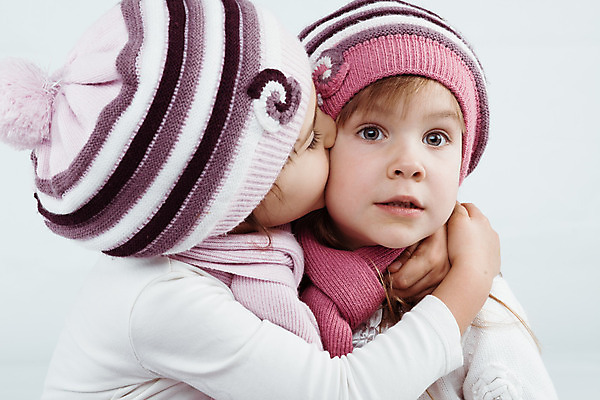 포토 JPG 해외이미지 모델 모자 라이프스타일 옷 계절 여자 행복 어린이 포즈 겨울 포옹 따뜻함 미소 사람 소녀 두명 유행 목도리 줄무늬 우정 기쁨 니트 긍정 스타일 해외202004 해외포토 잡화 감정 컨셉 상의 무늬 안기 표정 생활 친구 파일형식