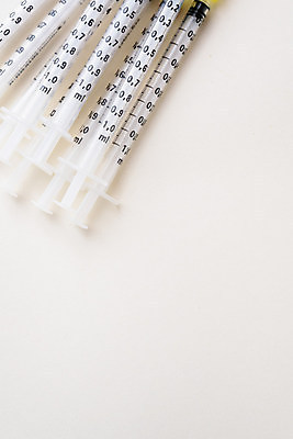 포토 JPG 해외이미지 과학 세포 건강 병원 주사기 사람없음 치료 약 장비 의사 흰색 기구 바늘 보호 질병 오브젝트 만족 예방 날카로움 감염 주사약 반대 외과 중독 당뇨병 돌봄 마약 백신 에이즈 예방접종 인슐린 종양 해외202004 해외포토 감정 컬러 컨셉 의학 의료기기 모션 의료진 도구 접종 파일형식