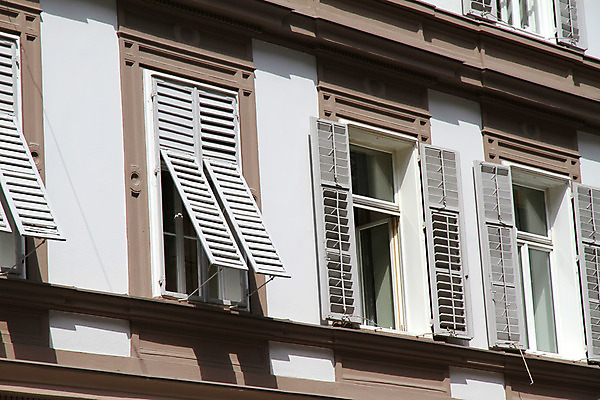 포토 JPG 해외이미지 유럽 벽 건축양식 창문 부동산 사람없음 건물 목재 태양 골동품 오픈 역사 오스트리아 클래식 셔터 옛날 못생김 해외202004 해외포토 자연요소 나무 건축물 건축 나라 컨셉 재료 재산 파일형식