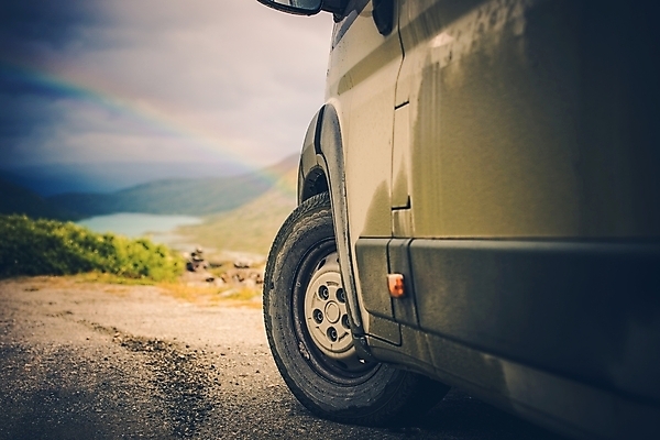 포토 JPG 해외이미지 무지개 산 노르웨이 풍경 사람없음 야외 가로 캠핑 운전 바퀴 타이어 비포장도로 스칸디나비아 카라반 해외202004 해외포토 자연요소 유럽 도로 모션 레저 캠핑카 파일형식