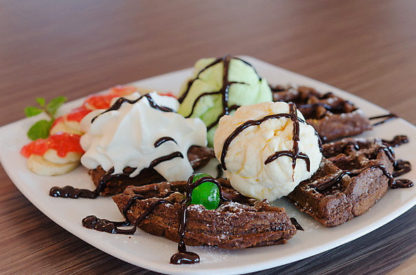 포토 JPG 해외이미지 음식 아이스크림 디저트 사람없음 컬러풀 갈색 초콜릿 흰색 달콤 크림 토핑 시럽 와플 페스츄리 해외202004 해외포토 빵 컬러 맛 파일형식